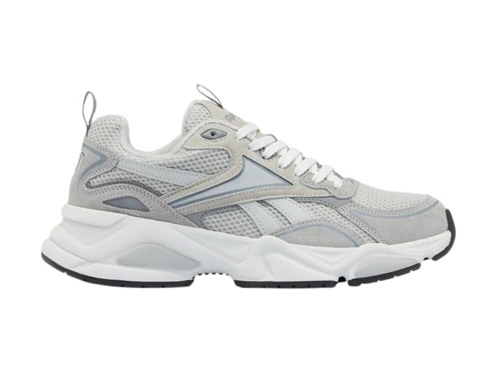 Tenis deportivos Reebok color gris y blanco con suela gruesa y detalles de malla.