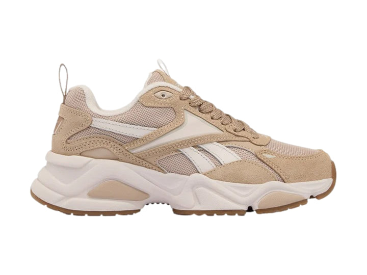 Tenis deportivos Reebok en color beige y blanco con suela chunky blanca y detalles en marrón.