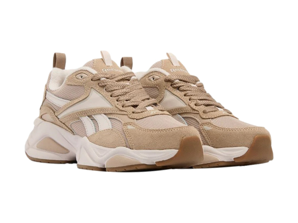 Tenis deportivos Reebok en color beige y blanco con suela chunky blanca y detalles en marrón.