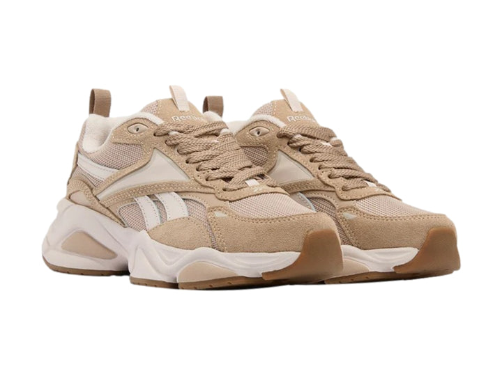 Tenis deportivos Reebok en color beige y blanco con suela chunky blanca y detalles en marrón.