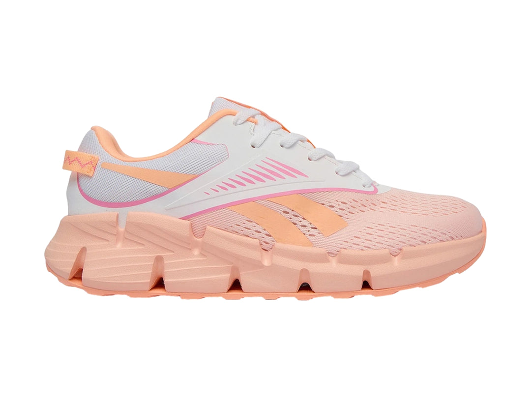 Tenis deportivos Reebok Zig Dynamica en color rosa y blanco con suela gruesa segmentada.