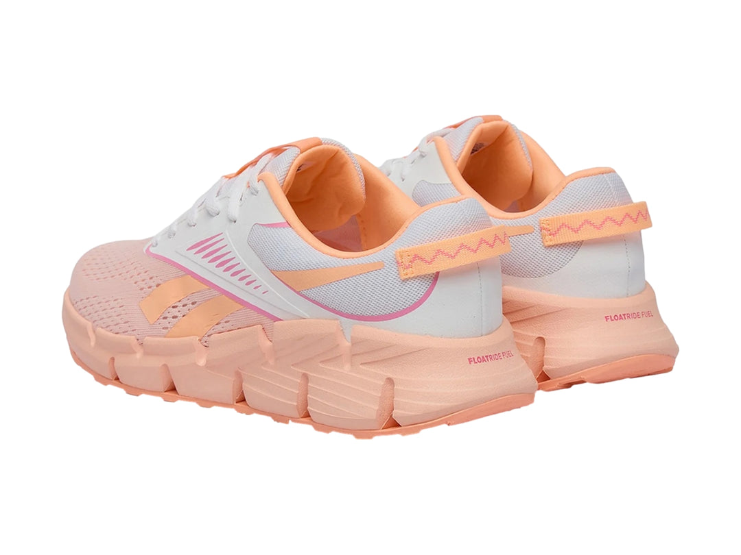 Tenis deportivos Reebok Zig Dynamica en color rosa y blanco con suela gruesa segmentada.