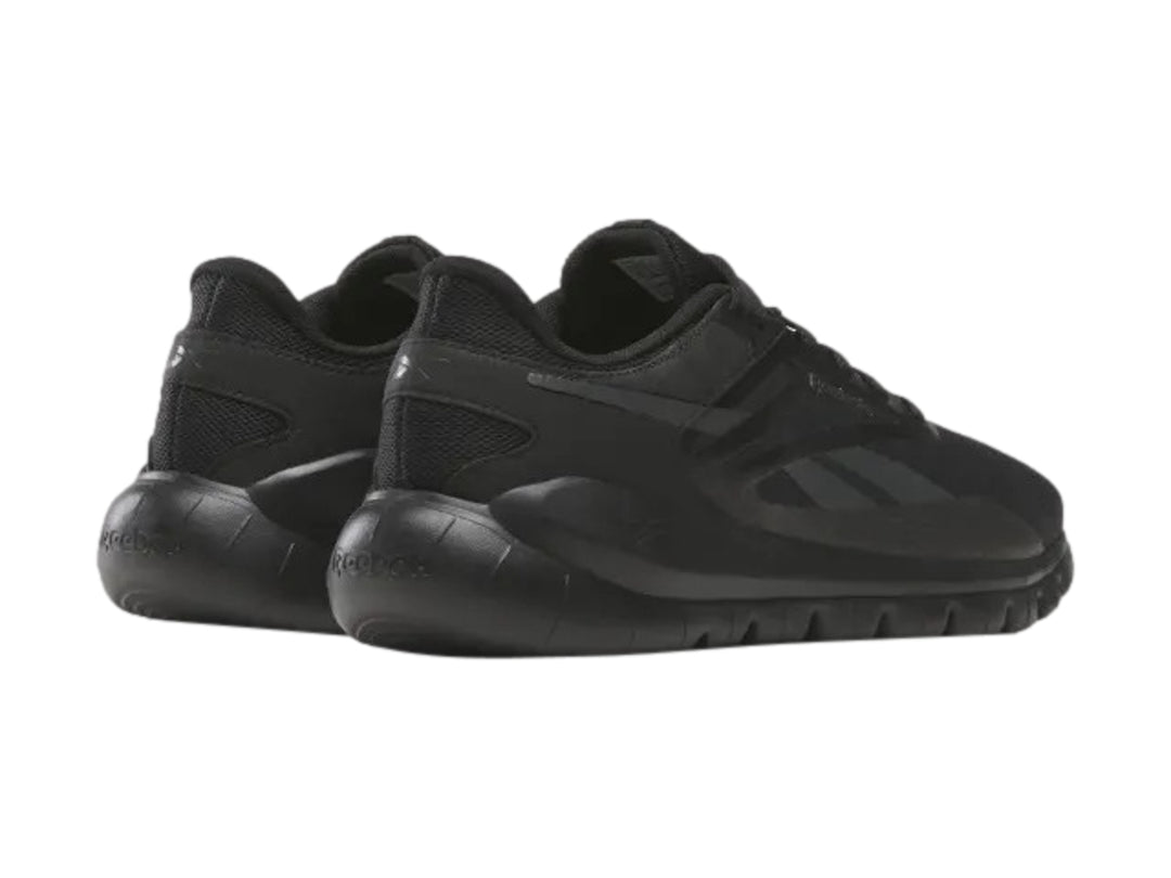 Tenis deportivos Reebok de color negro con suela flexible y malla transpirable.