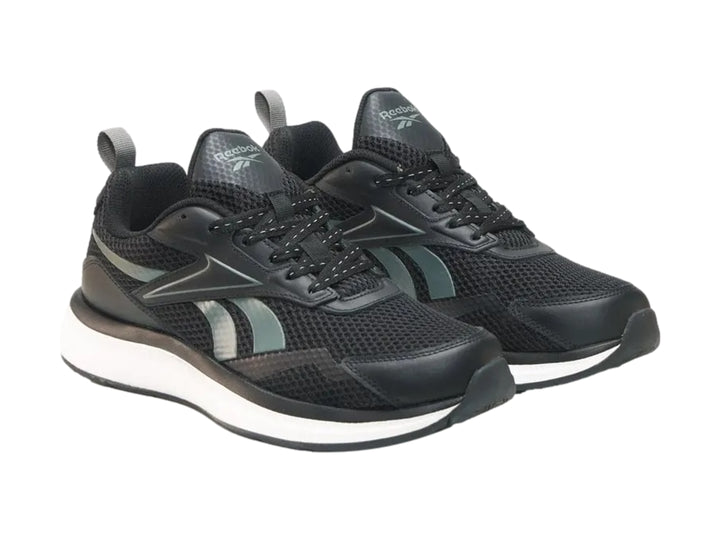 Tenis deportivos Reebok color negro con suela blanca y detalles en gris.