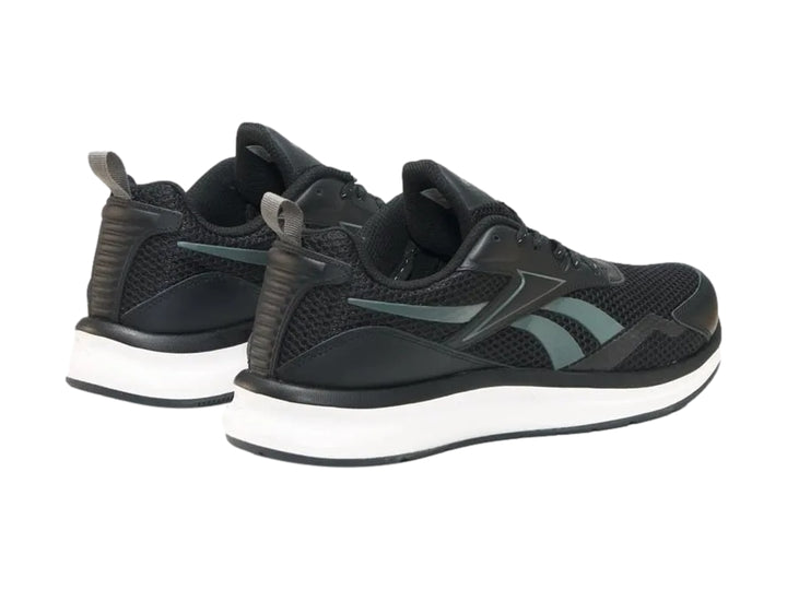 Tenis deportivos Reebok color negro con suela blanca y detalles en gris.