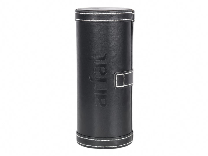 Estuche cilíndrico negro con costuras blancas y correa para cuidado del calzado.