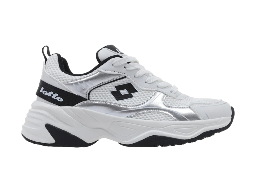 Tenis deportivos Lotto en color blanco con detalles en negro y plateado, suela blanca robusta y base negra.
