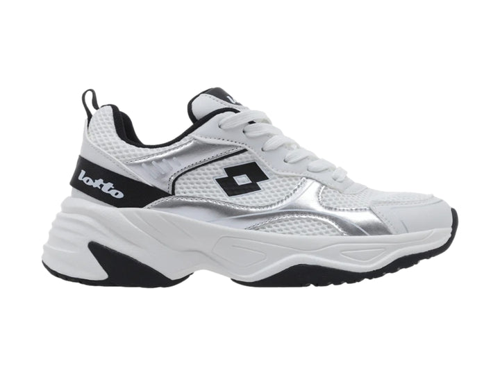 Tenis deportivos Lotto en color blanco con detalles en negro y plateado, suela blanca robusta y base negra.