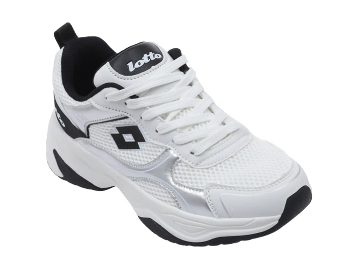 Tenis deportivos Lotto en color blanco con detalles en negro y plateado, suela blanca robusta y base negra.
