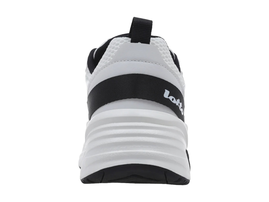 Tenis deportivos Lotto en color blanco con detalles en negro y plateado, suela blanca robusta y base negra.