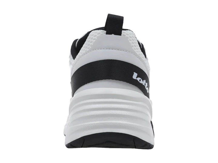 Tenis deportivos Lotto en color blanco con detalles en negro y plateado, suela blanca robusta y base negra.