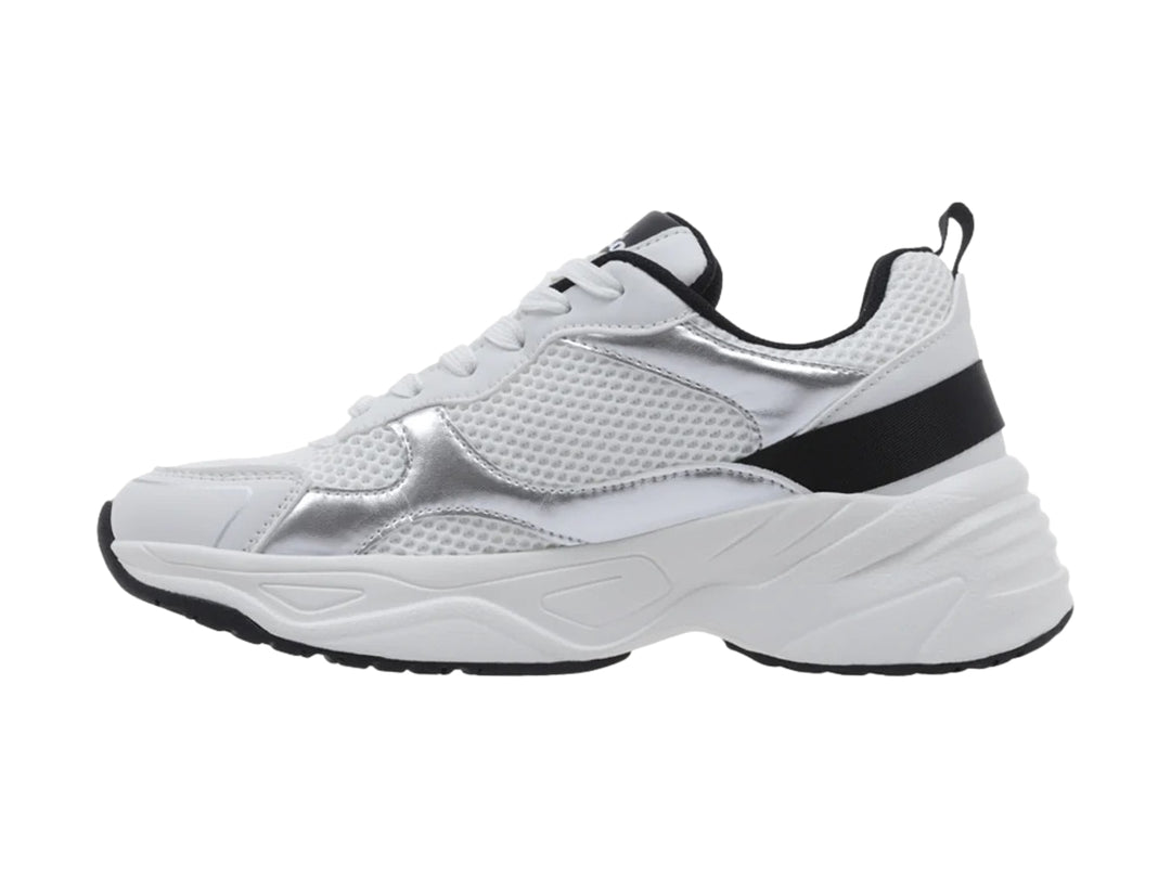 Tenis deportivos Lotto en color blanco con detalles en negro y plateado, suela blanca robusta y base negra.