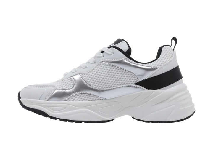 Tenis deportivos Lotto en color blanco con detalles en negro y plateado, suela blanca robusta y base negra.