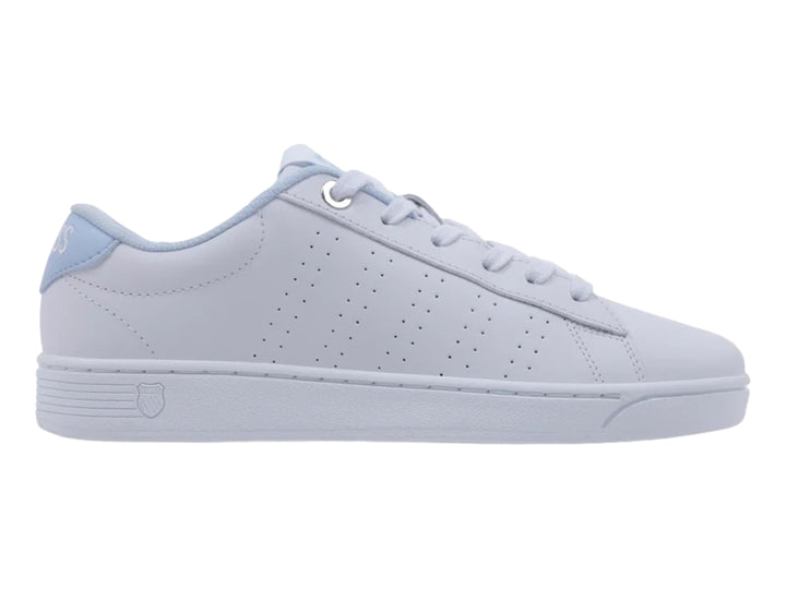 Tenis K-Swiss blancos con detalles en azul claro, diseño deportivo de corte bajo con perforaciones laterales.