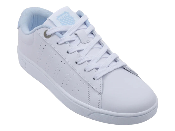 Tenis K-Swiss blancos con detalles en azul claro, diseño deportivo de corte bajo con perforaciones laterales.