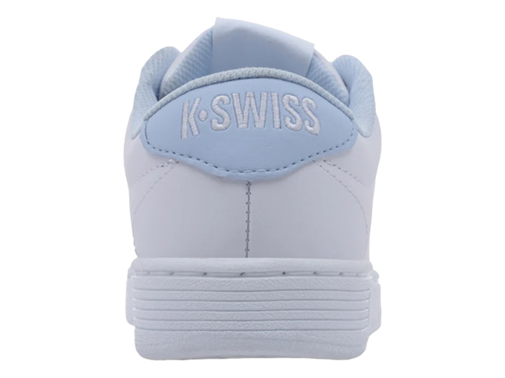 Tenis K-Swiss blancos con detalles en azul claro, diseño deportivo de corte bajo con perforaciones laterales.