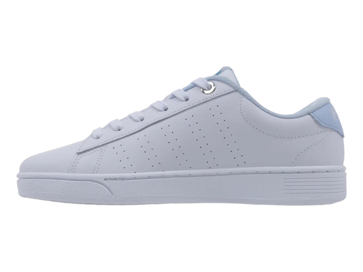 Tenis K-Swiss blancos con detalles en azul claro, diseño deportivo de corte bajo con perforaciones laterales.