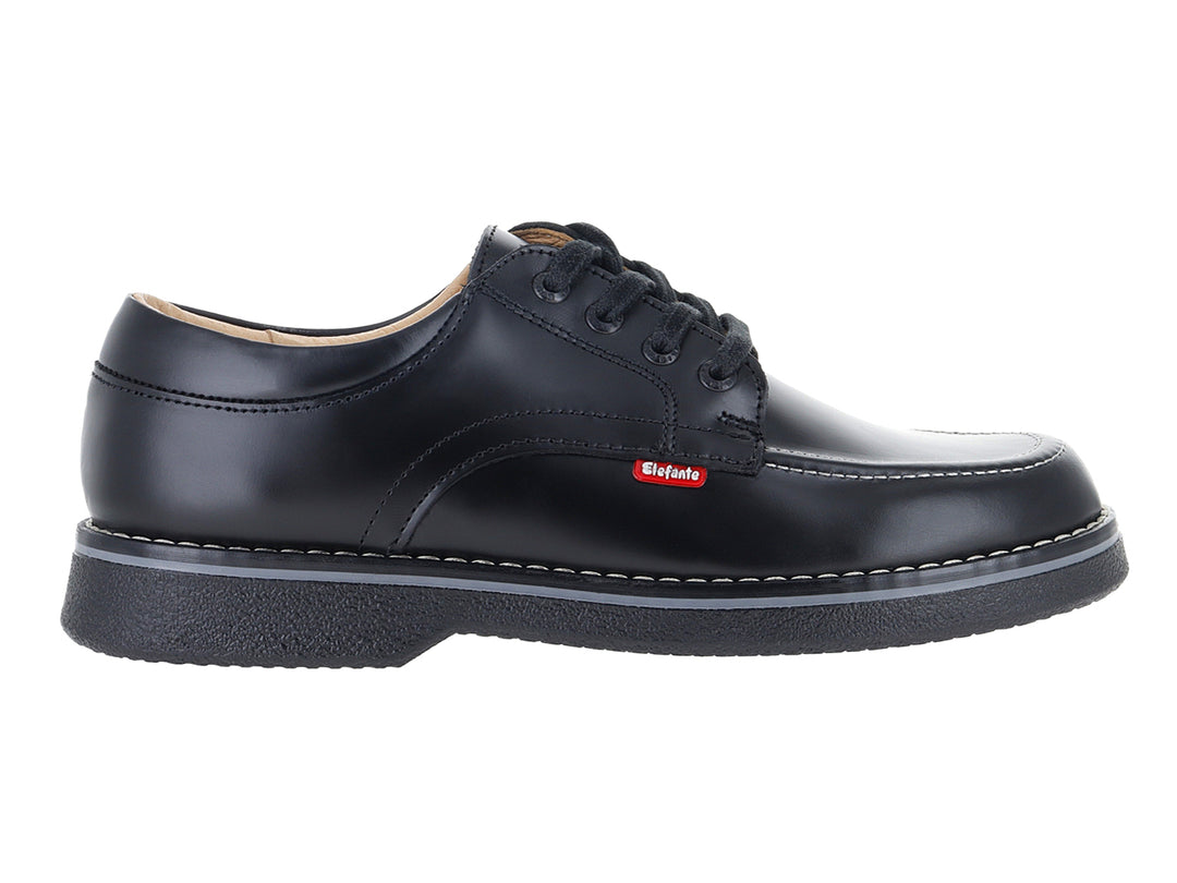Zapato escolar negro de la marca Elefante con agujetas y costuras blancas.