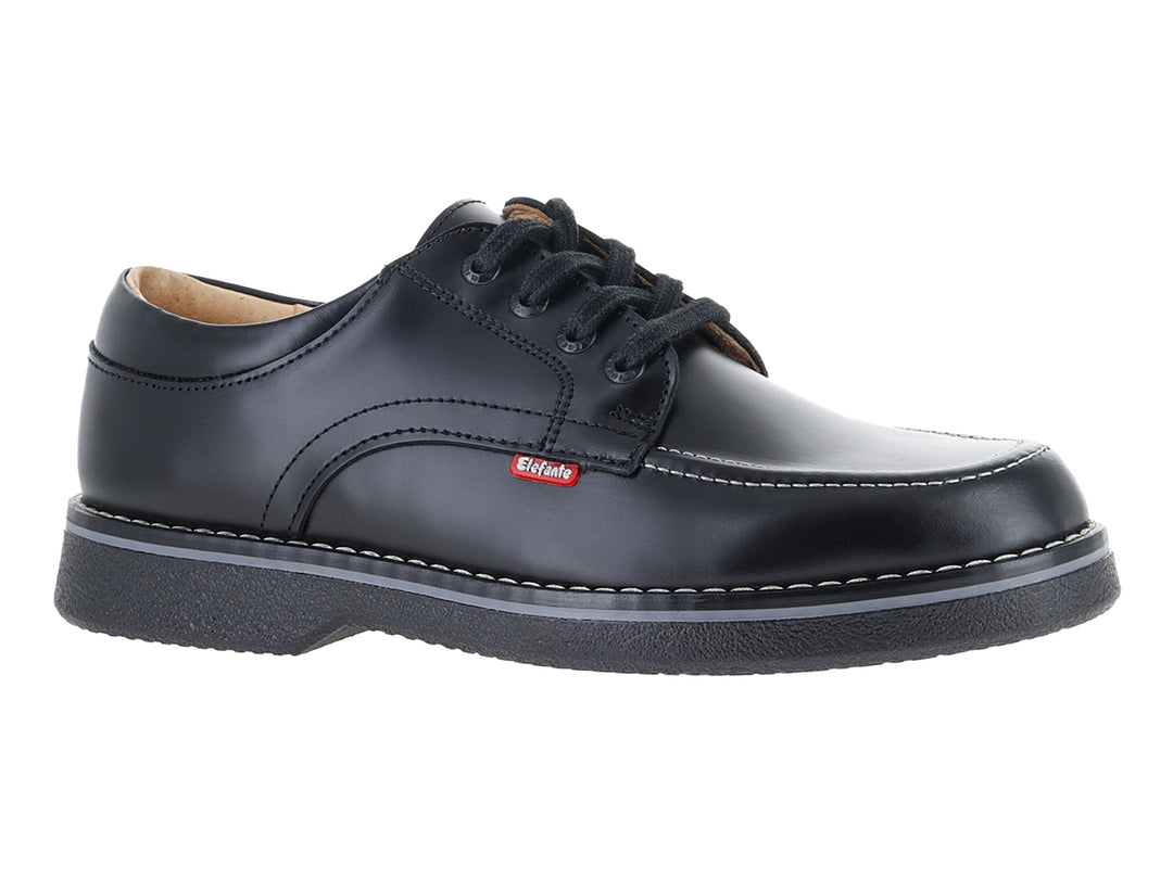Zapato escolar negro de la marca Elefante con agujetas y costuras blancas.