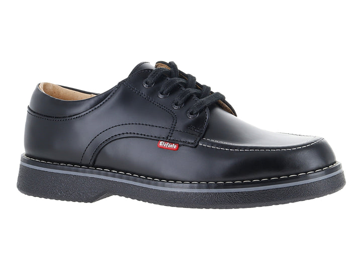Zapato escolar negro de la marca Elefante con agujetas y costuras blancas.