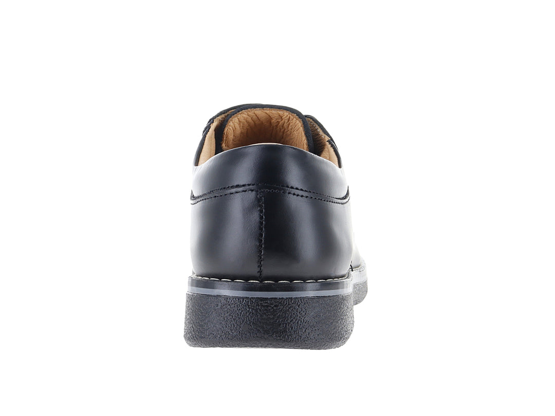 Zapato escolar negro de la marca Elefante con agujetas y costuras blancas.