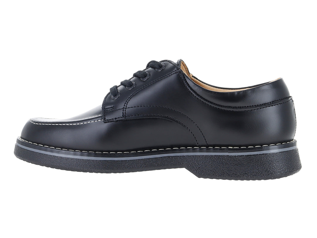 Zapato escolar negro de la marca Elefante con agujetas y costuras blancas.