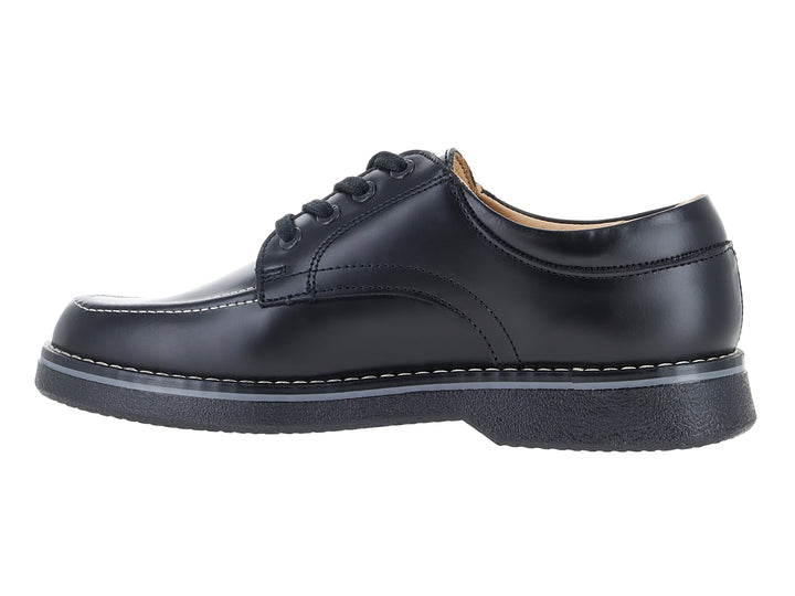 Zapato escolar negro de la marca Elefante con agujetas y costuras blancas.