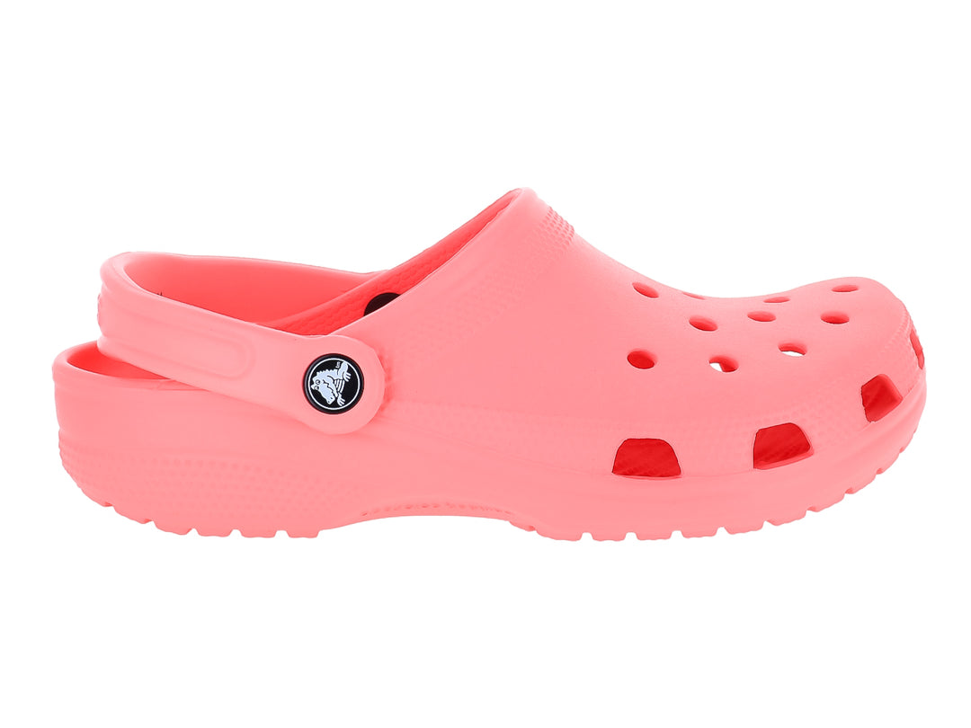 Zueco Crocs Classic color rosa guava con correa trasera y orificios superiores.