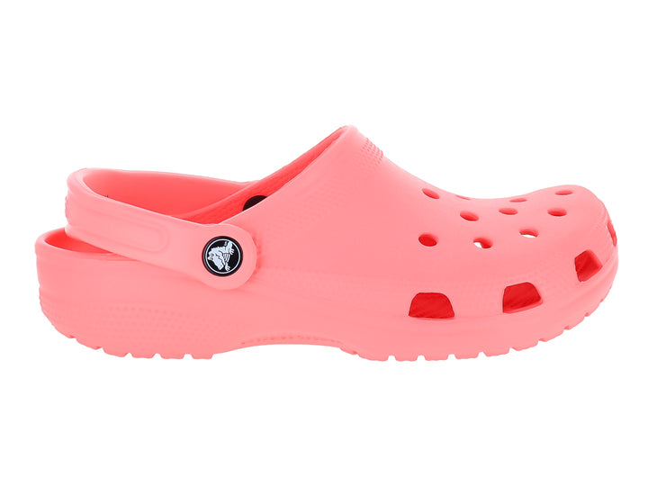 Zueco Crocs Classic color rosa guava con correa trasera y orificios superiores.