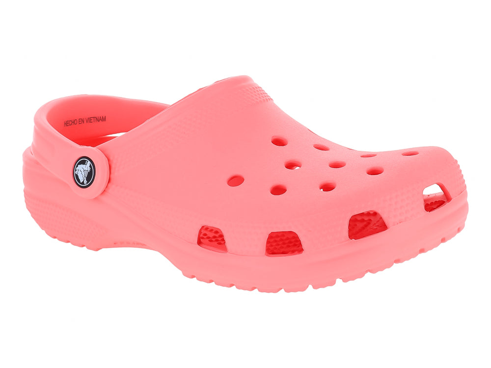 Zueco Crocs Classic color rosa guava con correa trasera y orificios superiores.
