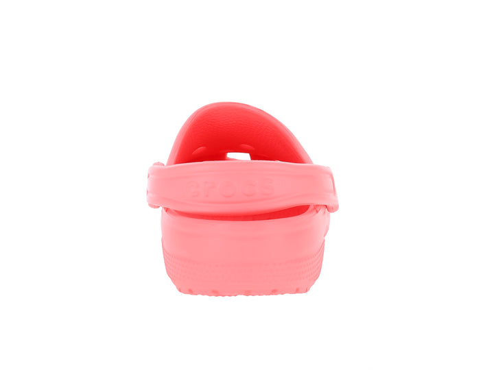Zueco Crocs Classic color rosa guava con correa trasera y orificios superiores.