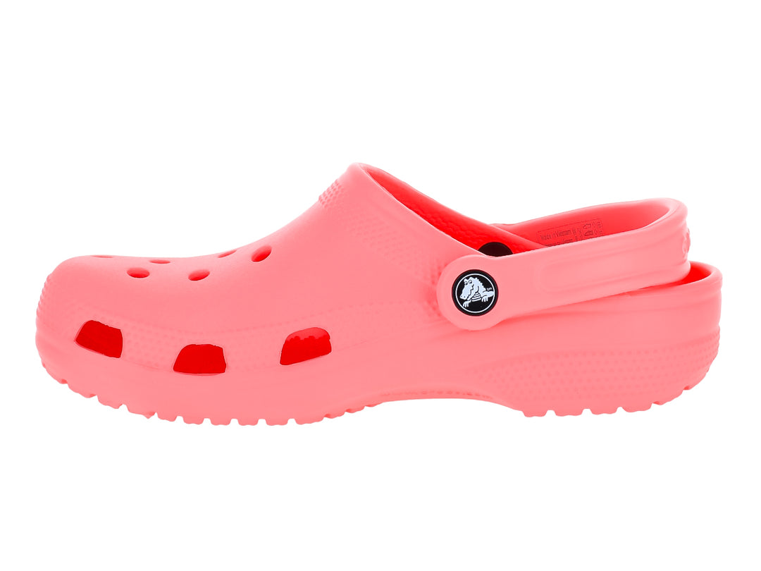 Zueco Crocs Classic color rosa guava con correa trasera y orificios superiores.