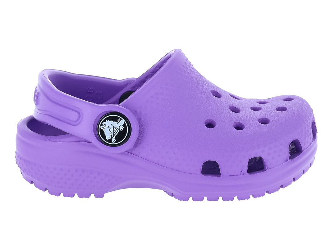 Zueco Crocs Classic Clog en color morado con correa ajustable y orificios de ventilación.