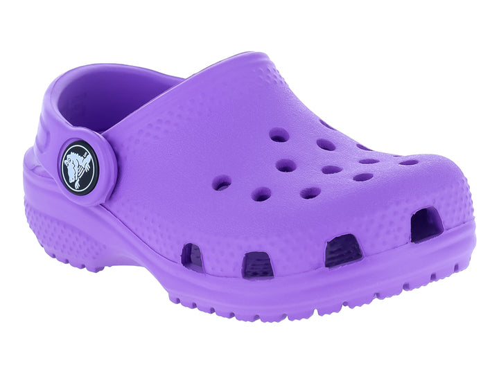 Zueco Crocs Classic Clog en color morado con correa ajustable y orificios de ventilación.