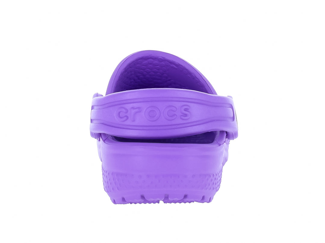 Zueco Crocs Classic Clog en color morado con correa ajustable y orificios de ventilación.