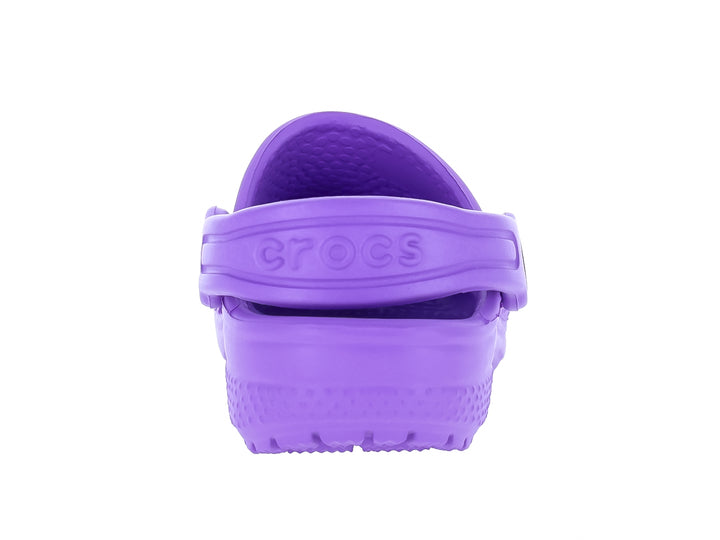 Zueco Crocs Classic Clog en color morado con correa ajustable y orificios de ventilación.