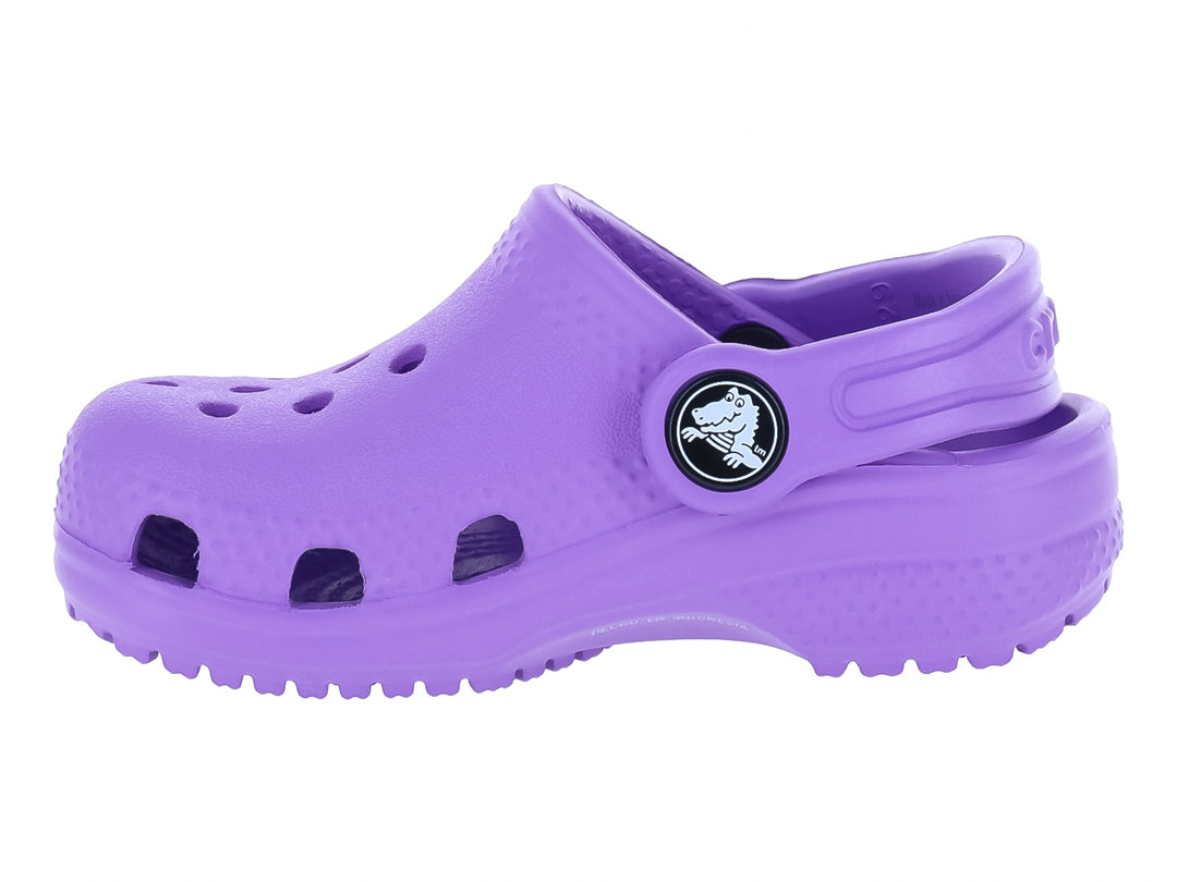 Zueco Crocs Classic Clog en color morado con correa ajustable y orificios de ventilación.