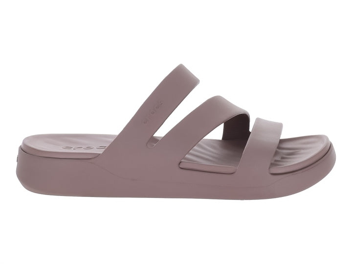 Sandalia Crocs color truffle con tres tiras anchas y suela plana.