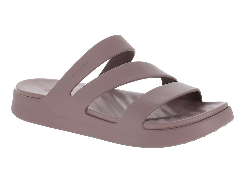 Sandalia Crocs color truffle con tres tiras anchas y suela plana.