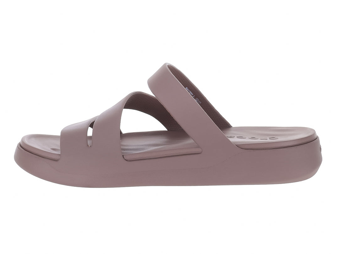 Sandalia Crocs color truffle con tres tiras anchas y suela plana.