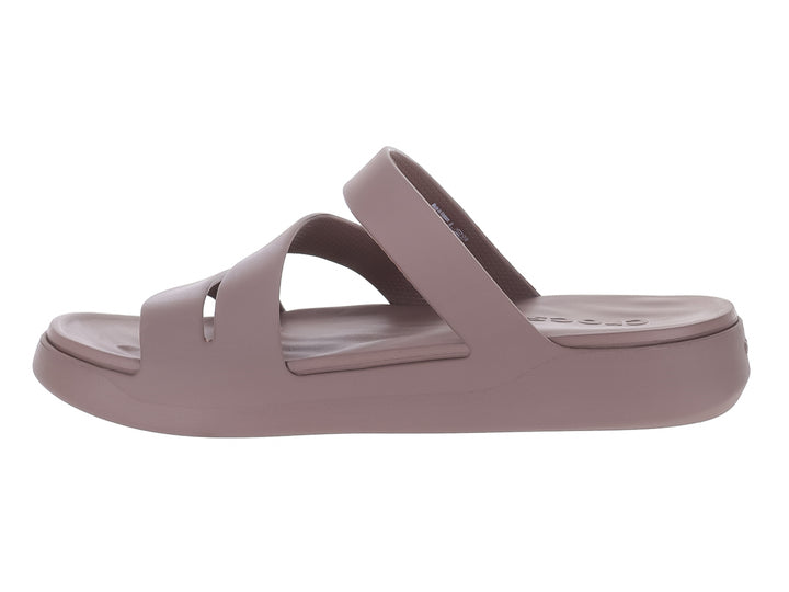 Sandalia Crocs color truffle con tres tiras anchas y suela plana.