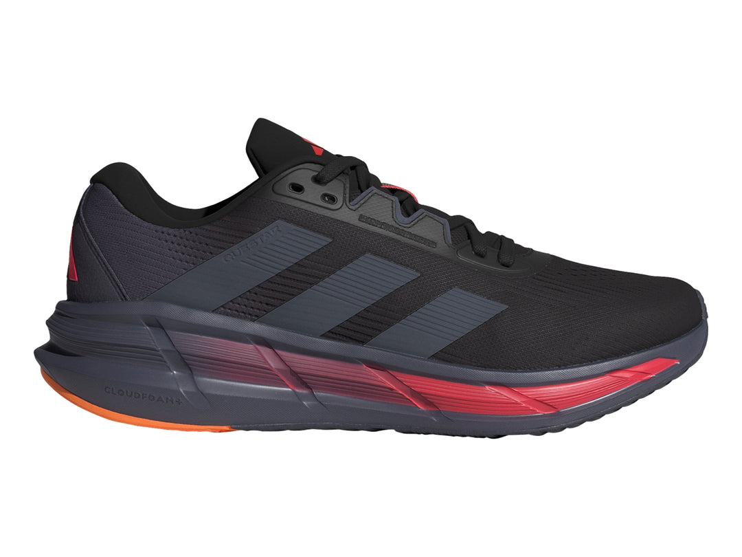 Tenis deportivos Adidas Questar 3 en color negro con detalles en rojo y naranja en la suela.