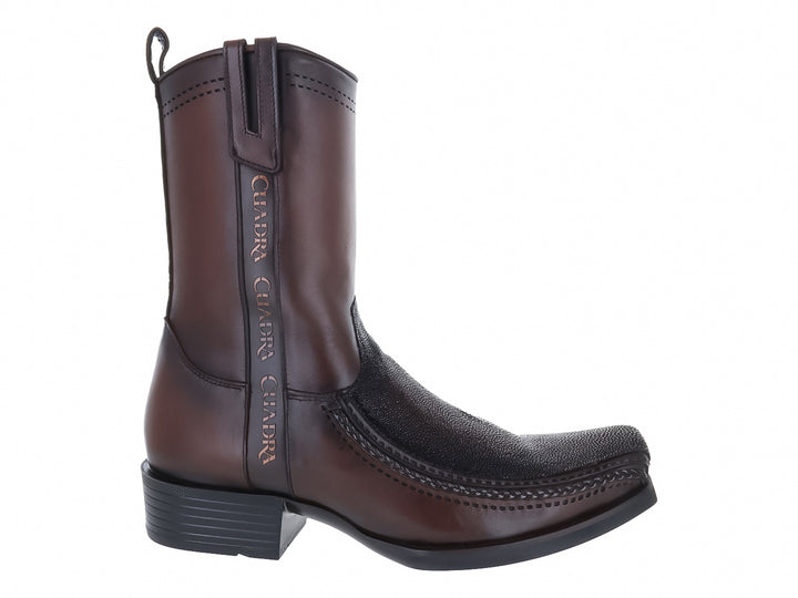 Botas de cuero color chocolate marca Cuadra con punta texturizada y detalles grabados.