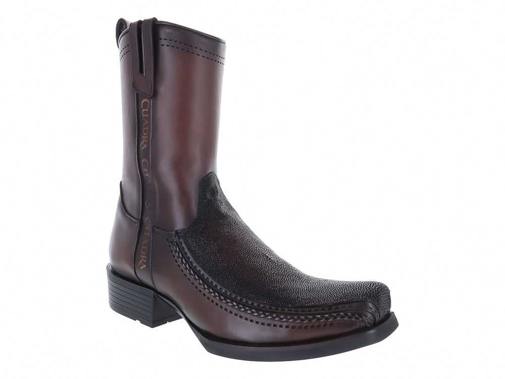 Botas de cuero color chocolate marca Cuadra con punta texturizada y detalles grabados.