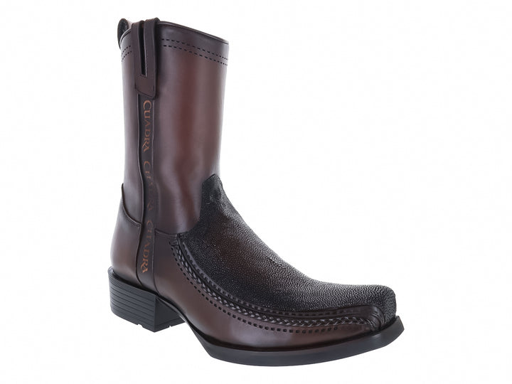 Botas de cuero color chocolate marca Cuadra con punta texturizada y detalles grabados.