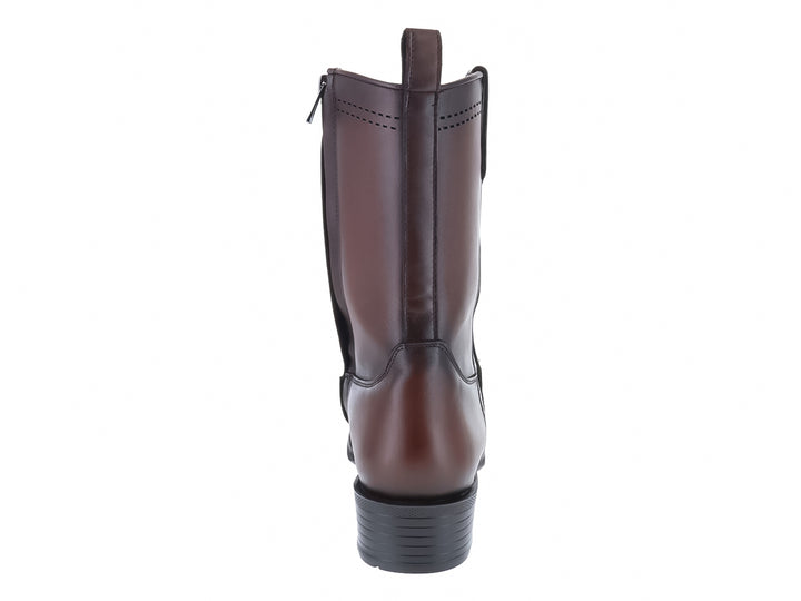 Botas de cuero color chocolate marca Cuadra con punta texturizada y detalles grabados.