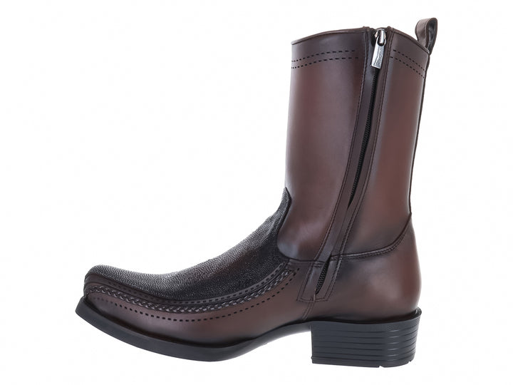Botas de cuero color chocolate marca Cuadra con punta texturizada y detalles grabados.