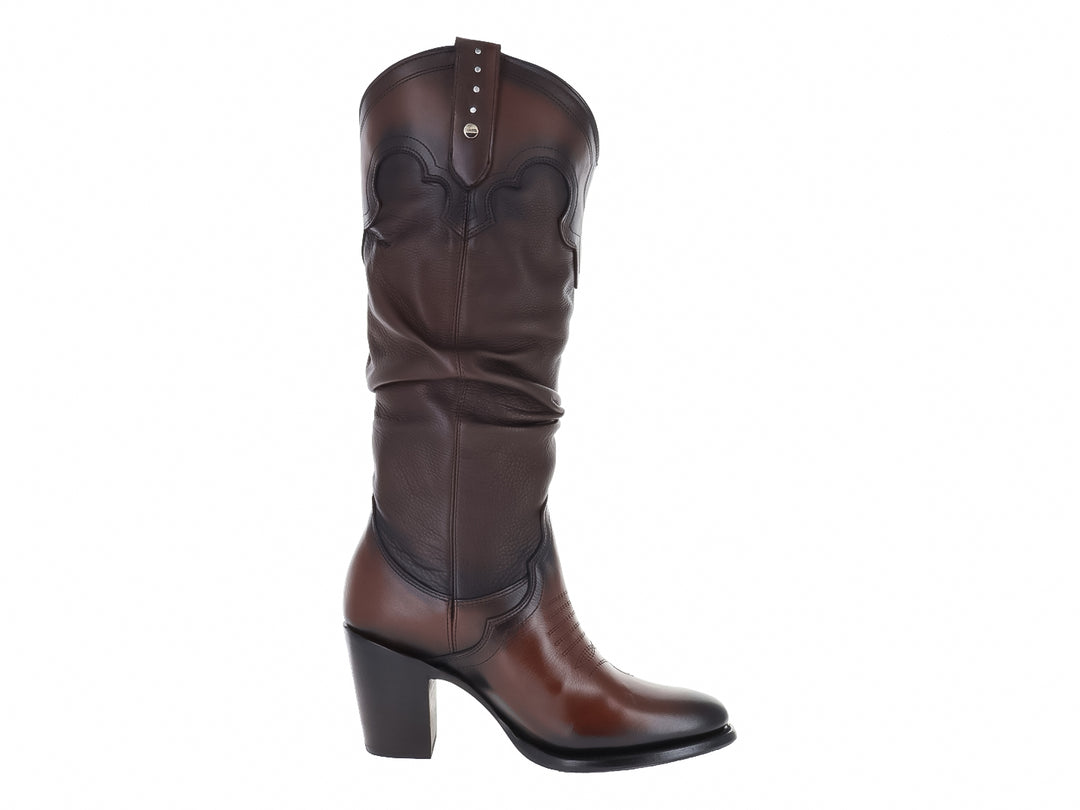 Bota vaquera de cuero color café con tacón alto y detalles metálicos en la parte superior.