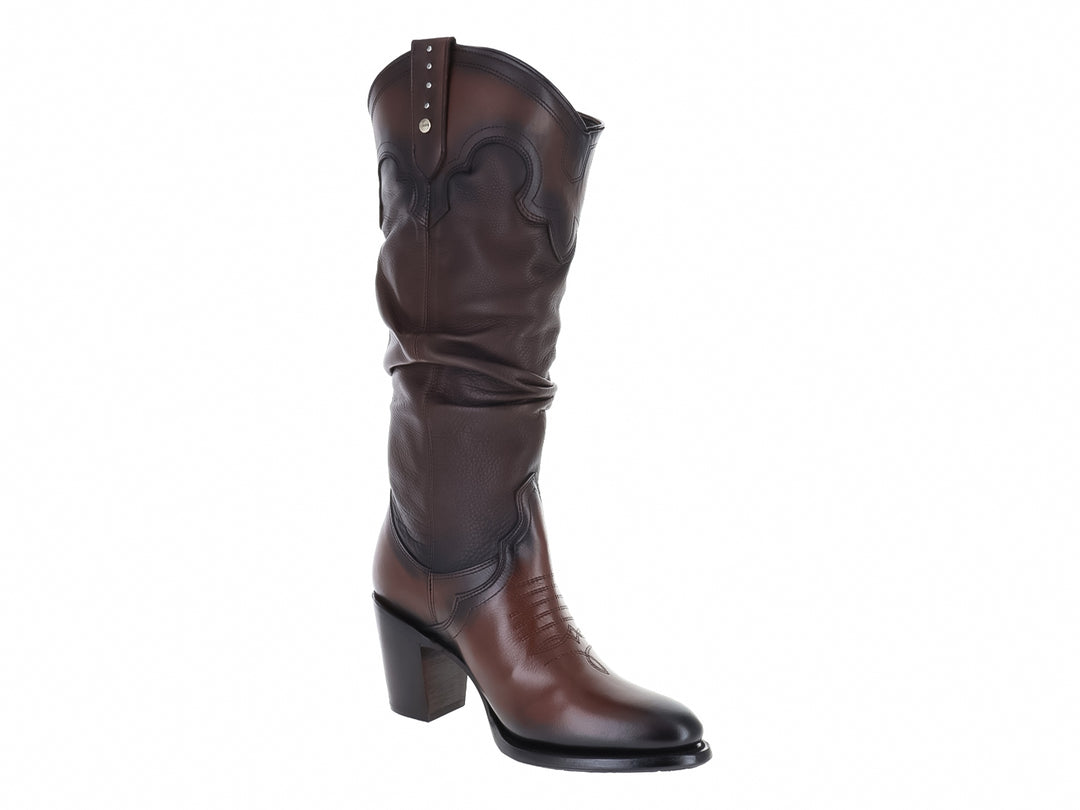 Bota vaquera de cuero color café con tacón alto y detalles metálicos en la parte superior.