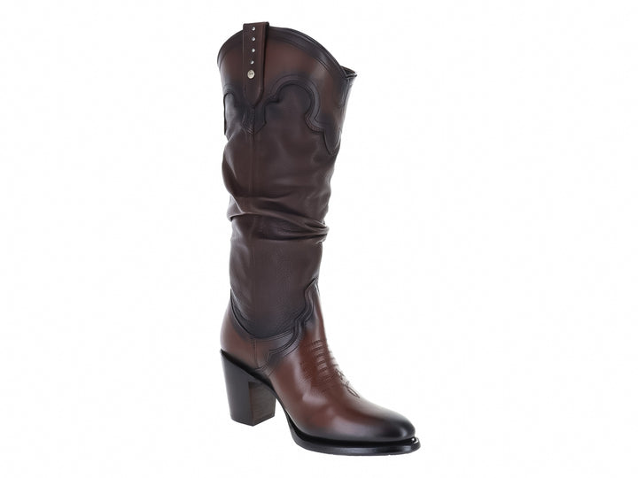 Bota vaquera de cuero color café con tacón alto y detalles metálicos en la parte superior.